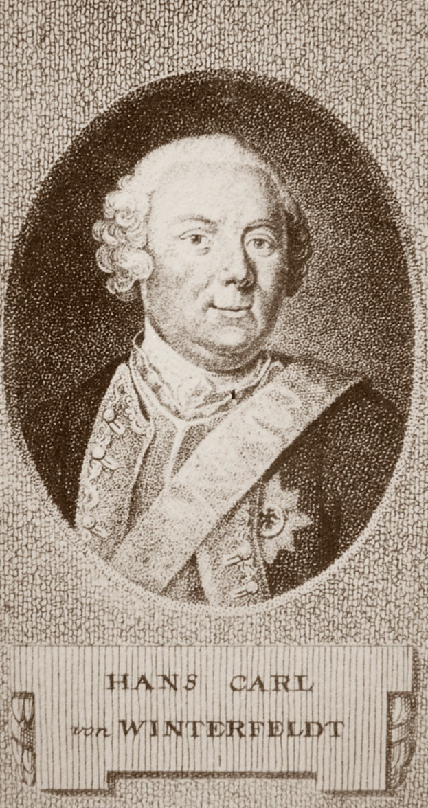 Schwarzes und weißes Portr├Ąt von Hans Carl von Winterfeldt mit ernster Miene und Text unten.