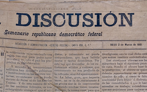 Gelblicher Zeitungsausschnitt mit schwarzer Tinte, Headline "Semanario Repúblicano Democrático Federal", mit dem Wort "Diskussion" und leichten Knitterfalten.